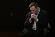 济源特斯拉股价收涨超3%：特朗普无意沟通，马斯克父亲劝儿子低头